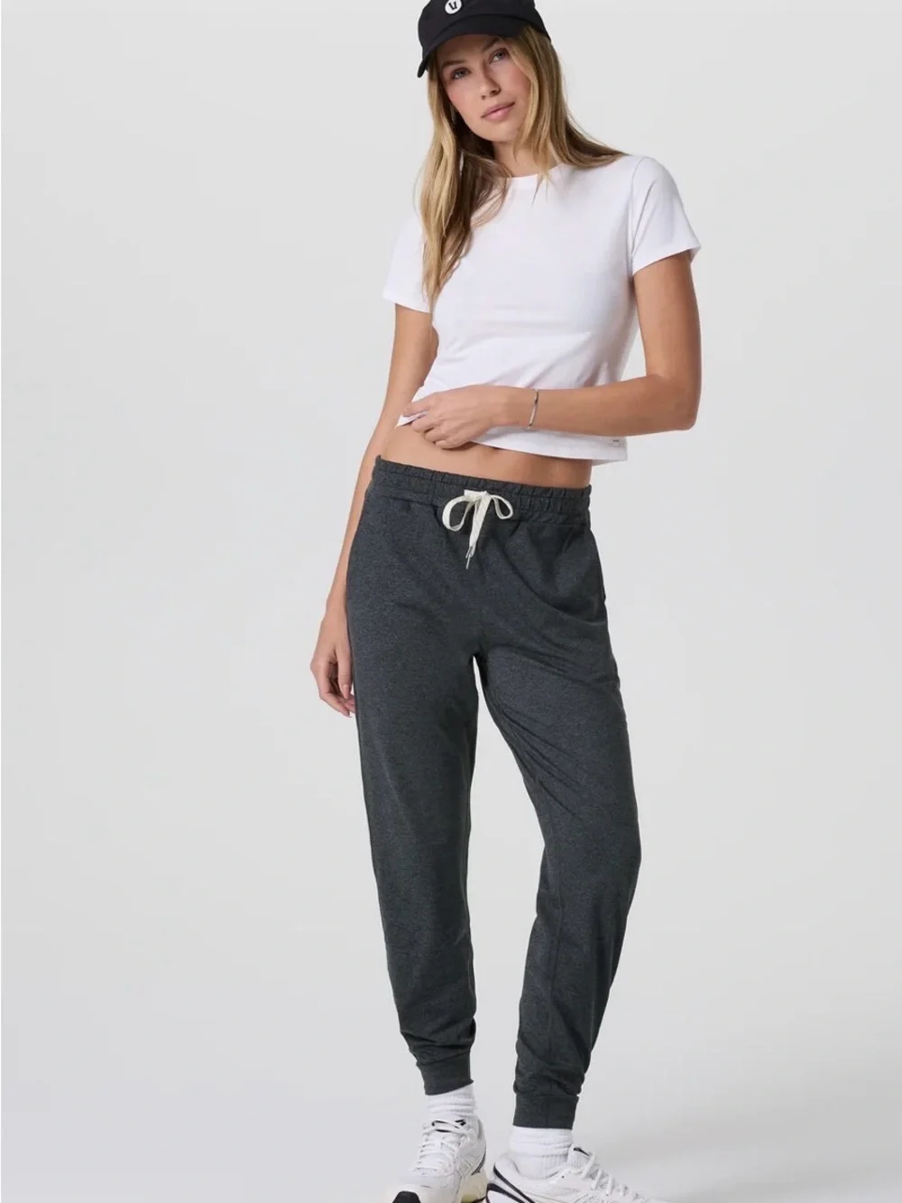 Vuori Women's Small Performance Jogger Charcoal Heather Slim Relaxed Pockets S